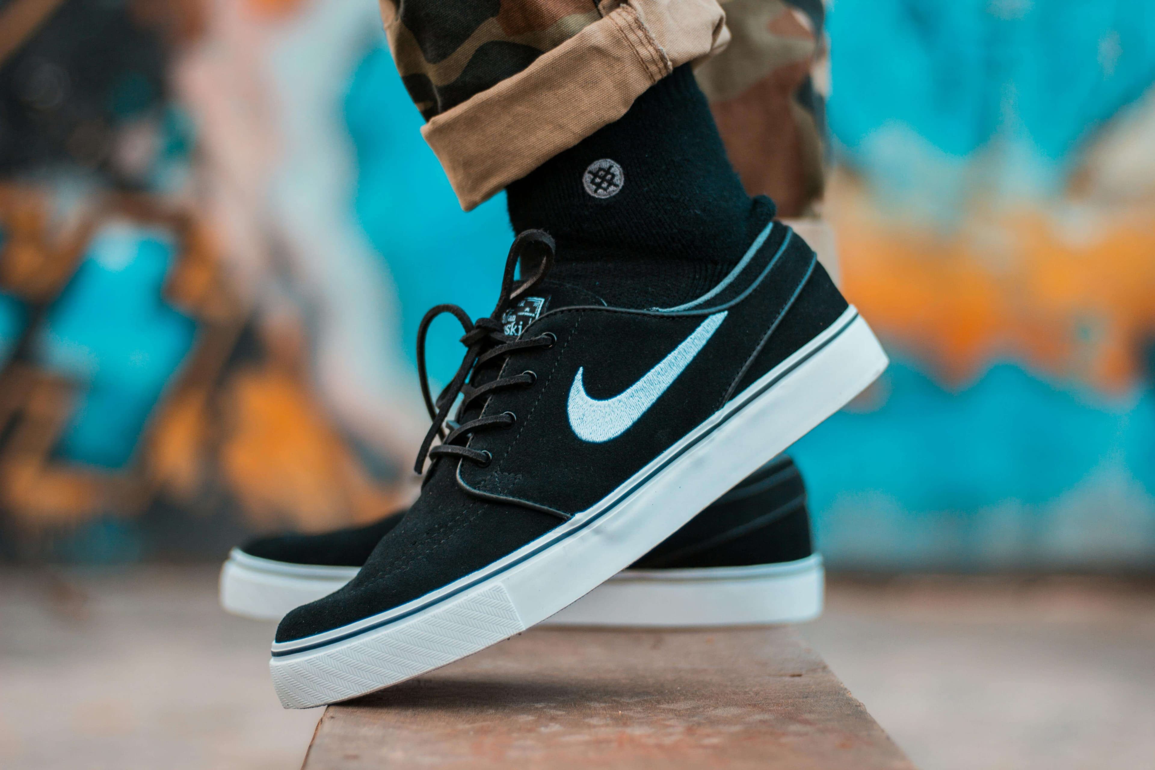 Cómo Identificar Sneakers Falsas: Guía Definitiva 2026